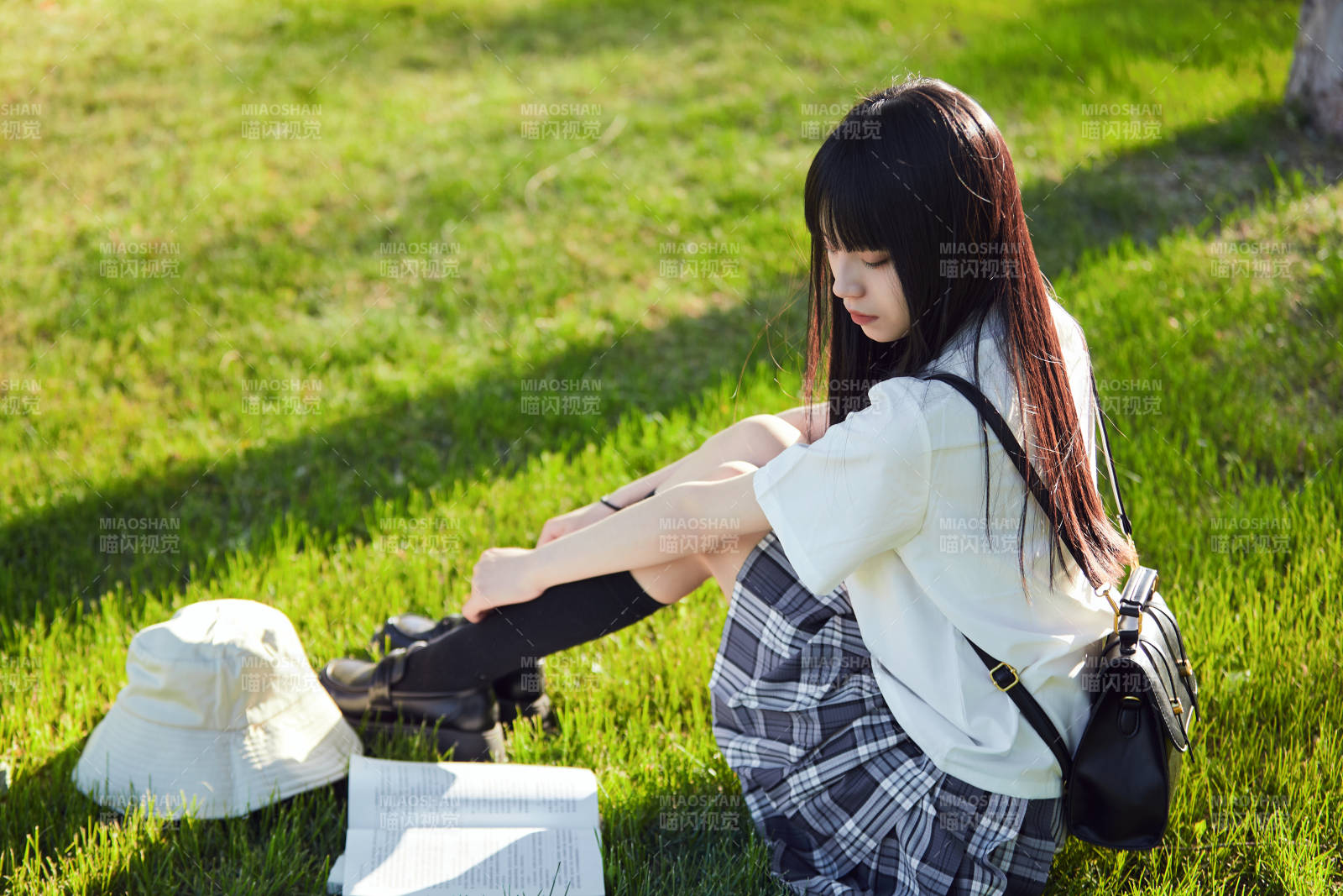 在户外草坪看书学习的女生图片