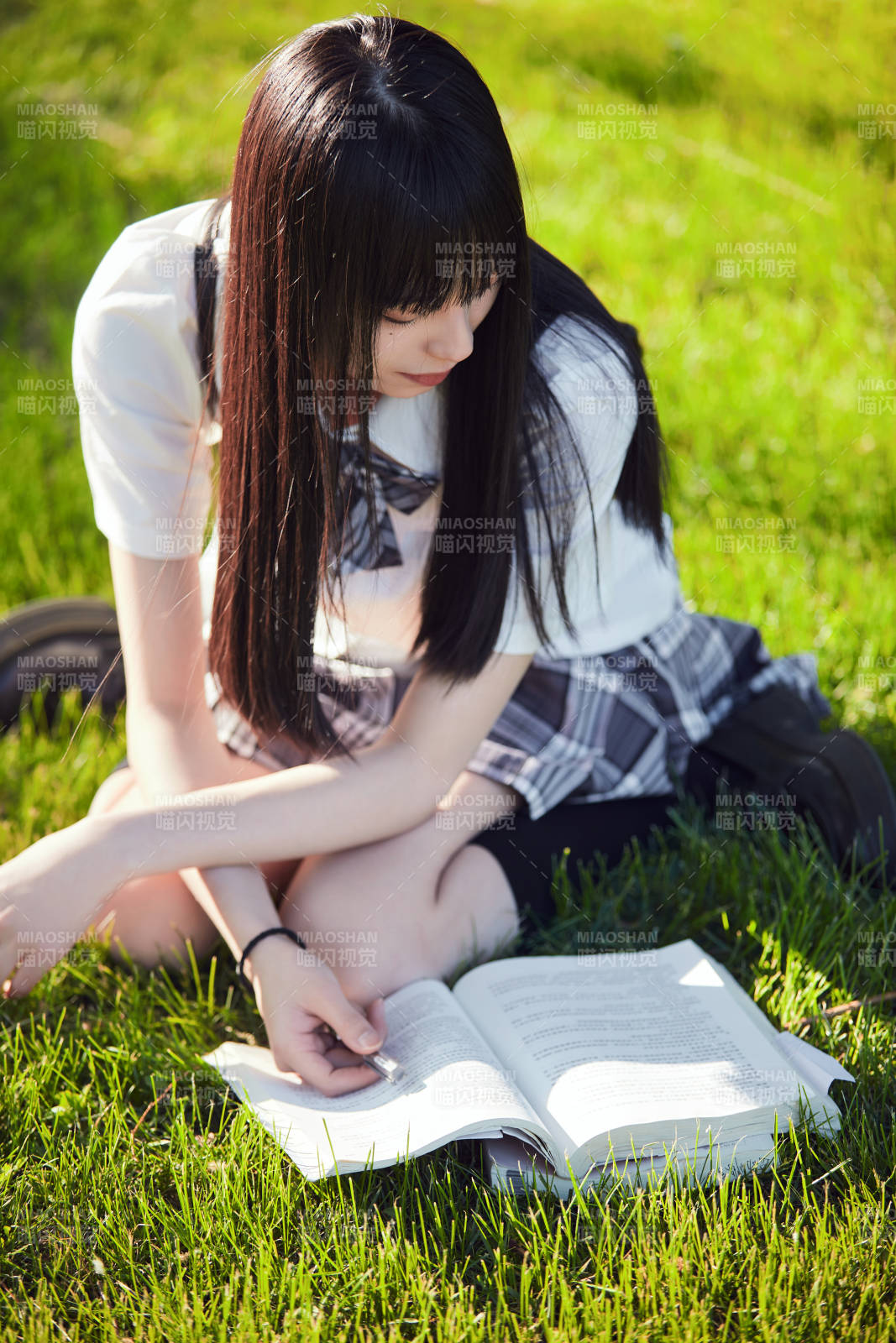 在户外草坪看书学习的女生图片