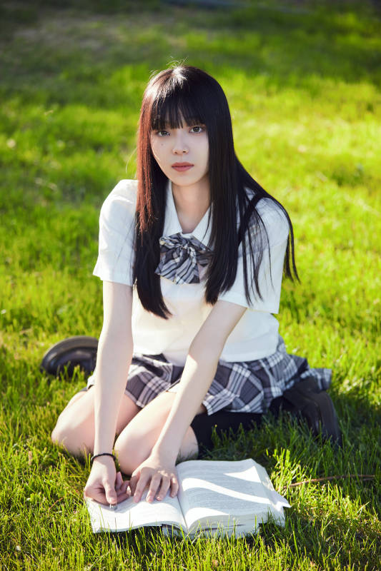 在户外草坪看书学习的女生图片