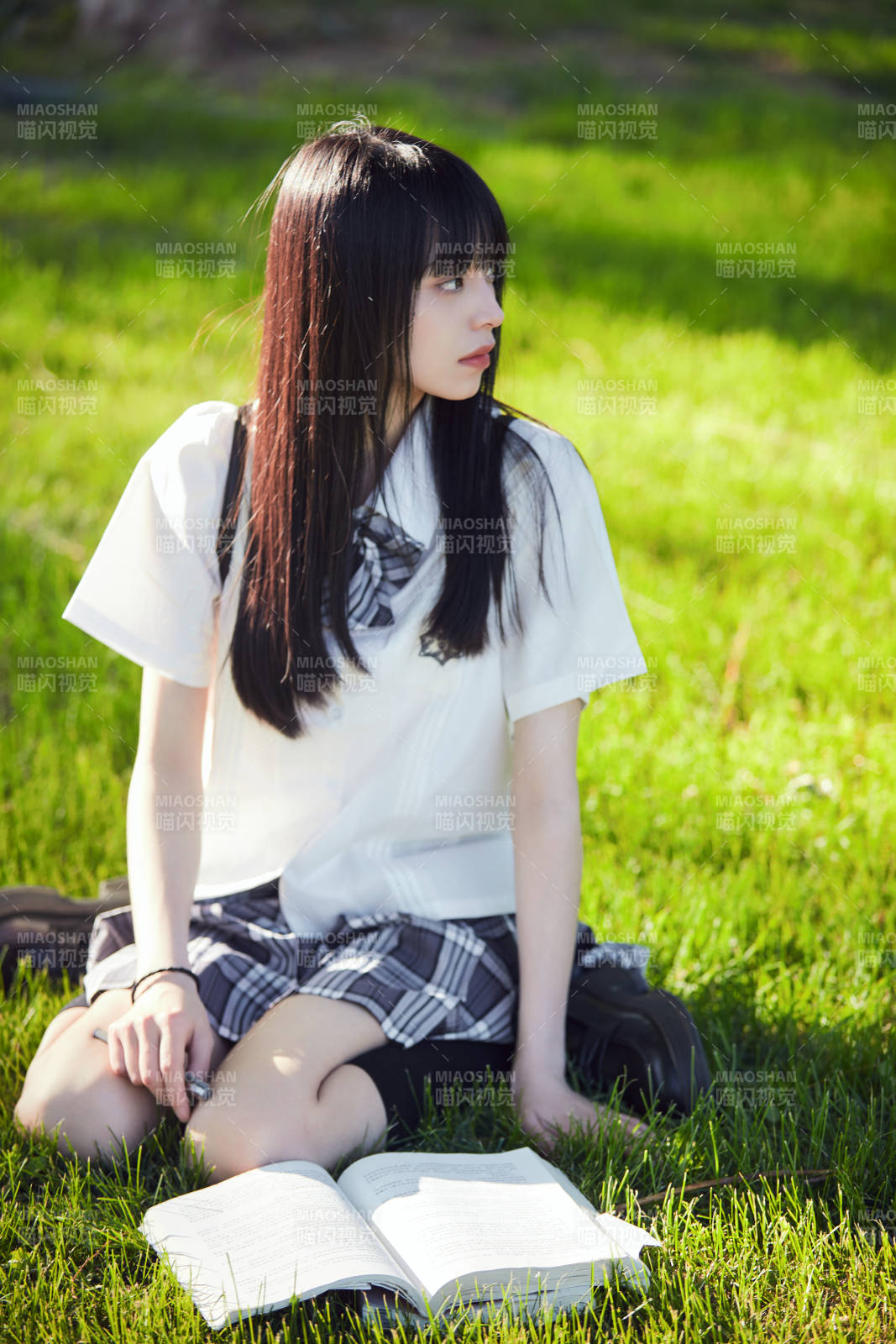 在户外草坪看书学习的女生图片