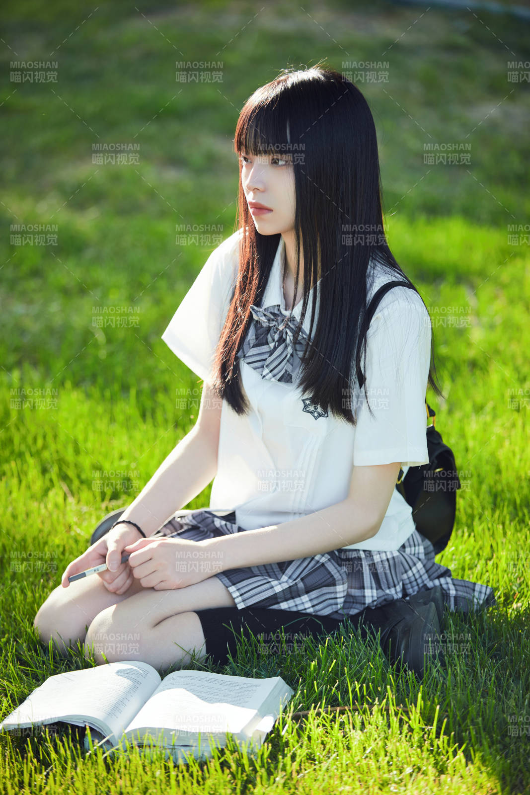 在户外草坪看书学习的女生图片