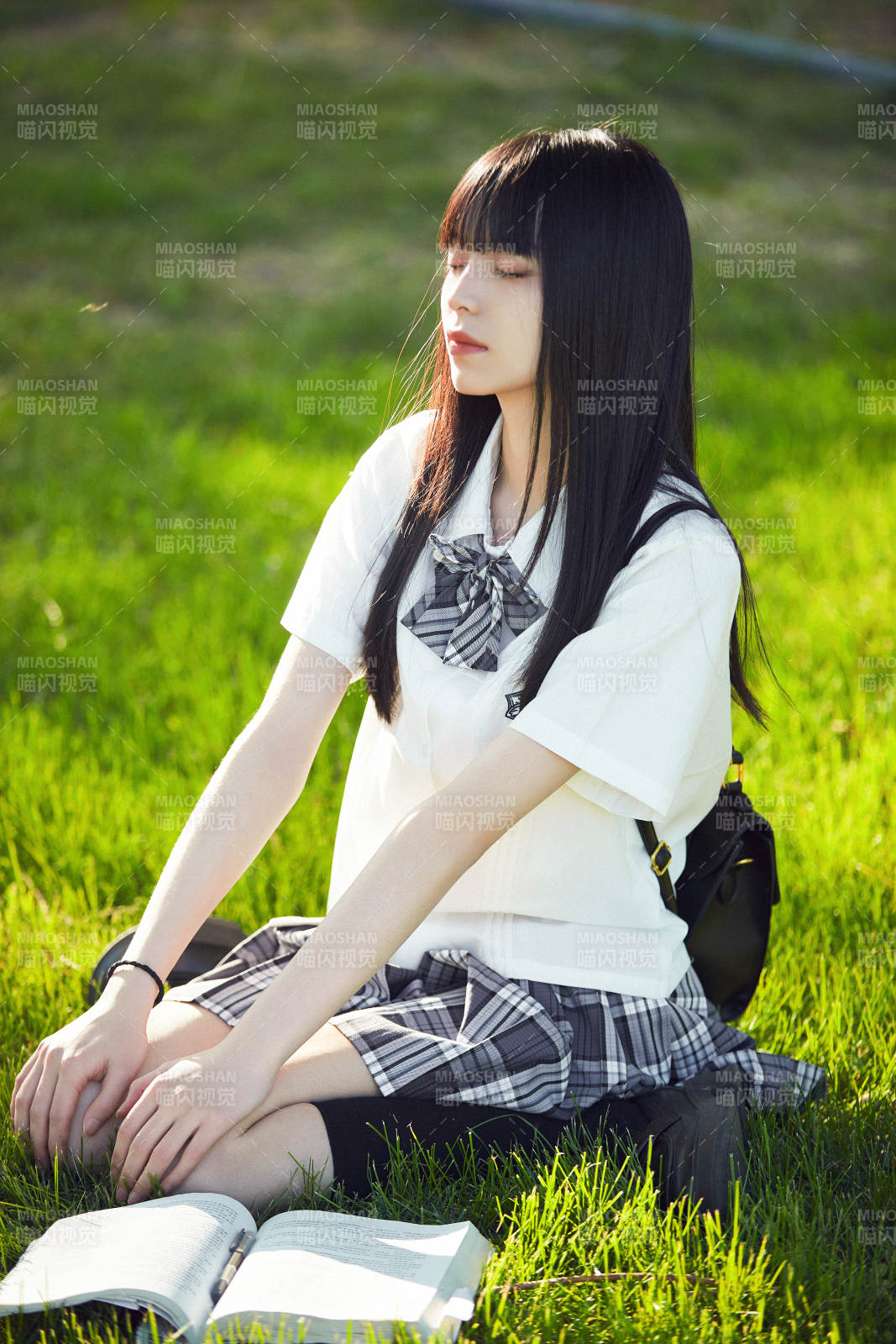 在户外草坪看书学习的女生图片