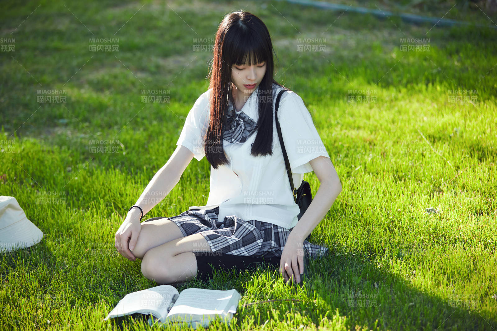 在户外草坪看书学习的女生图片