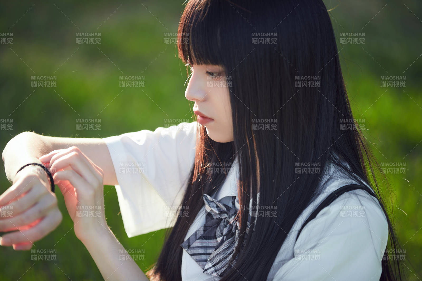 在户外草坪看书学习的女生图片