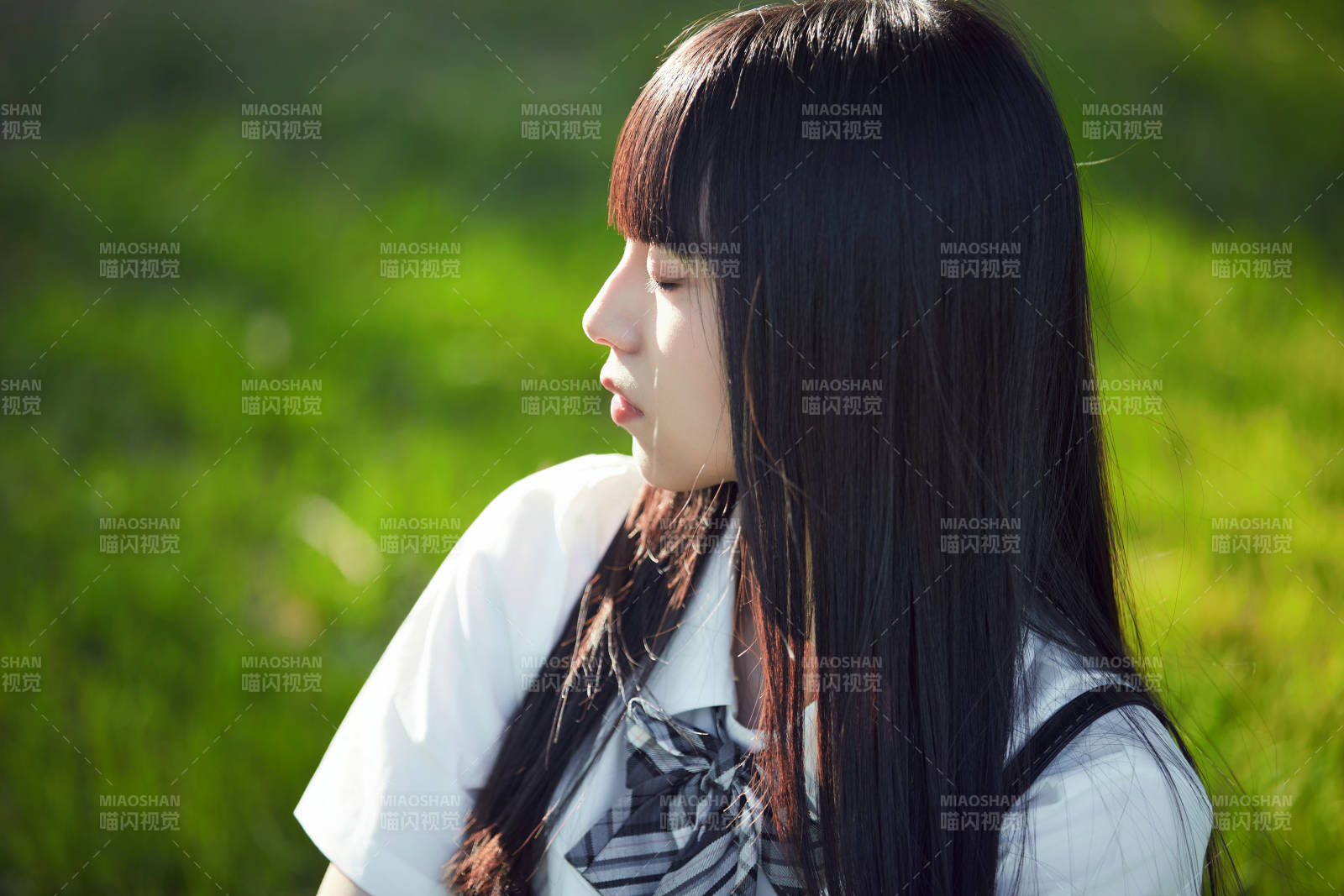 在户外草坪看书学习的女生图片