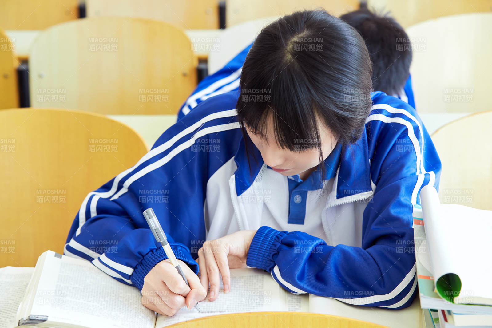 教室里努力看书学习备战高考的高中生图片