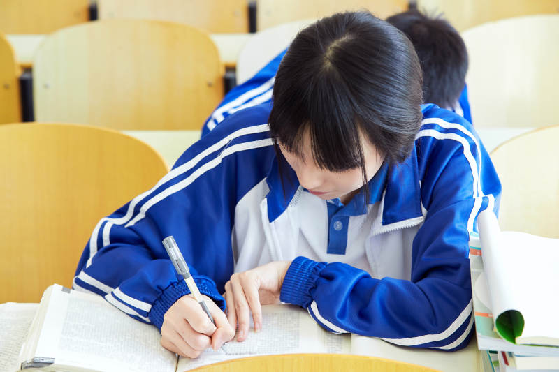 教室里努力看书学习备战高考的高中生图片