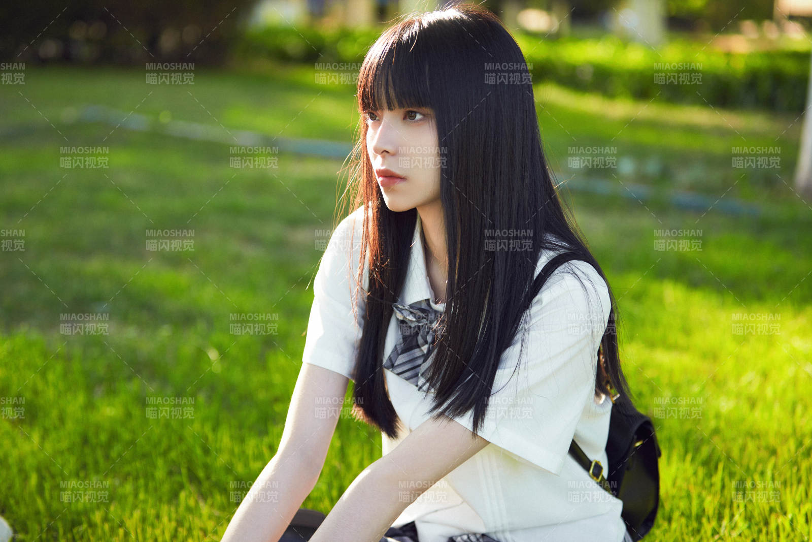 在户外草坪看书学习的女生图片