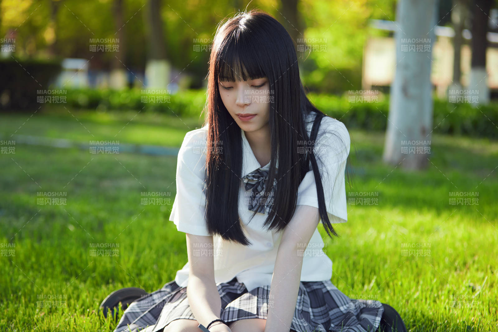 在户外草坪看书学习的女生图片