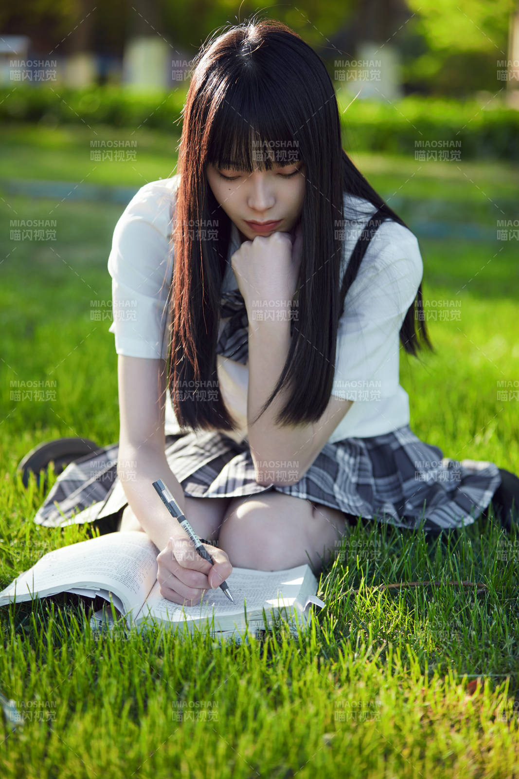 在户外草坪看书学习的女生图片