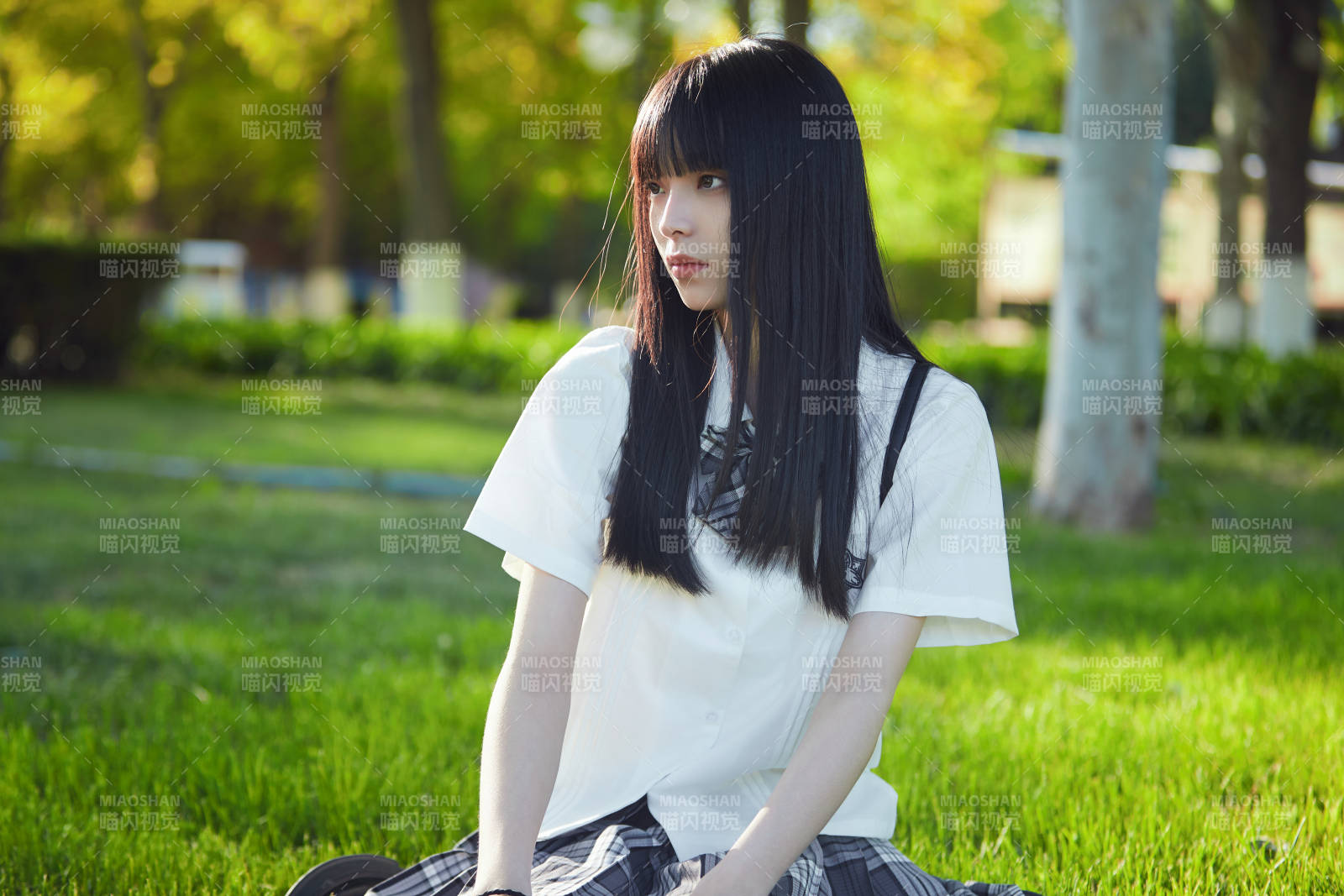 在户外草坪看书学习的女生图片