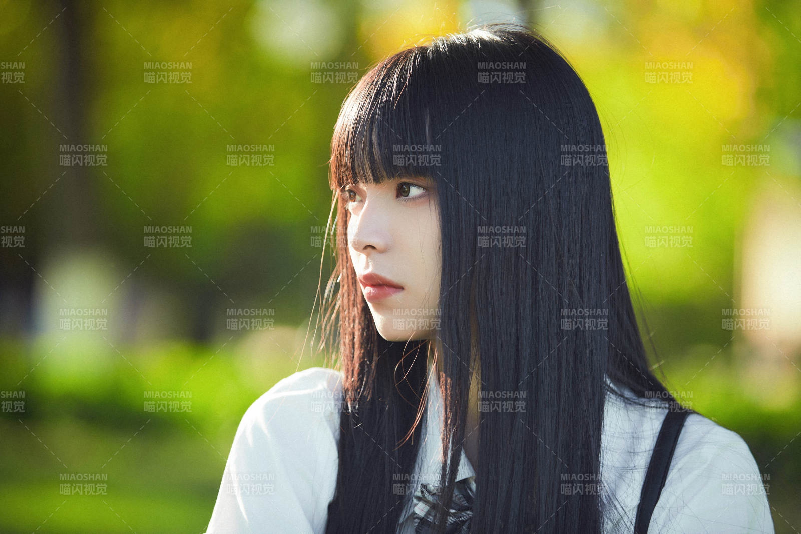 在户外草坪看书学习的女生图片