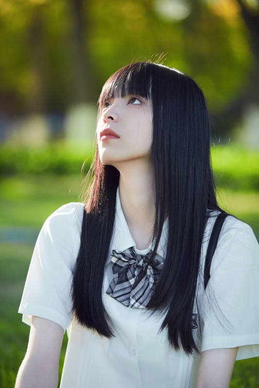 在户外草坪看书学习的女生图片