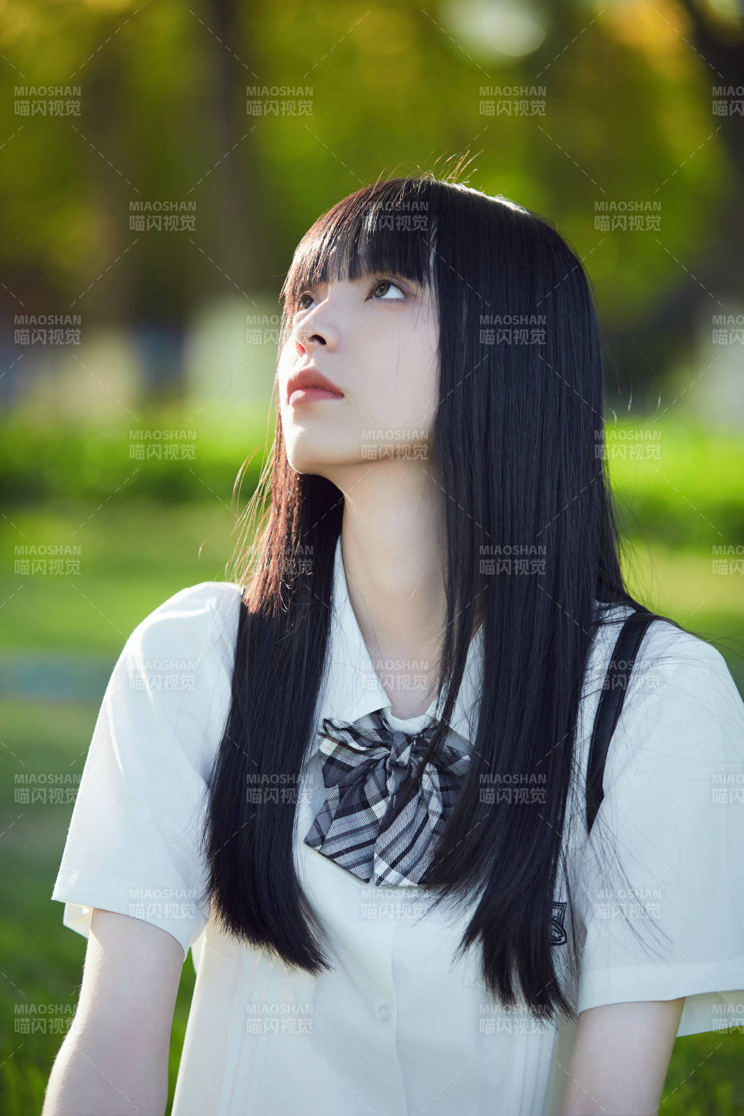 在户外草坪看书学习的女生图片