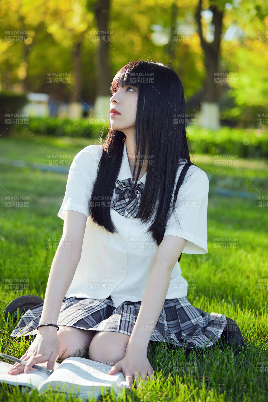 在户外草坪看书学习的女生图片