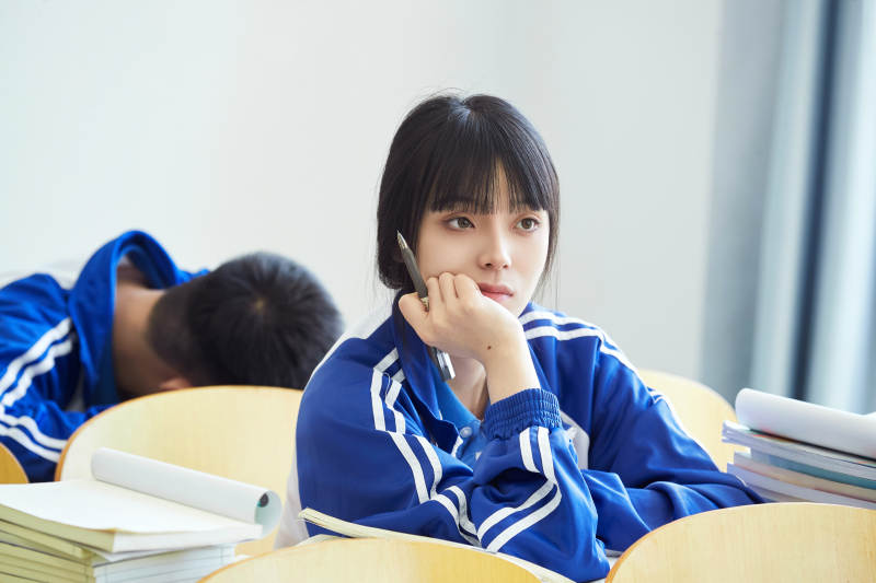 教室里努力看书学习备战高考的高中生图片