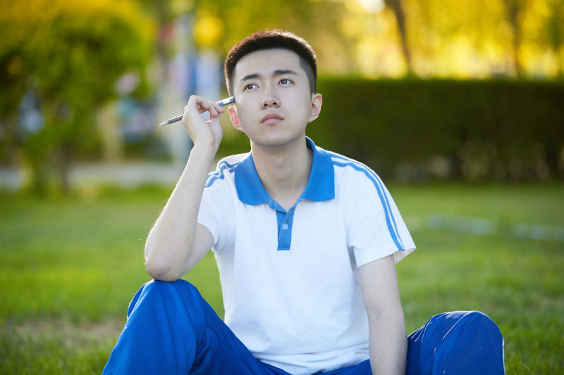 校园户外草坪上备战高考的高中生图片