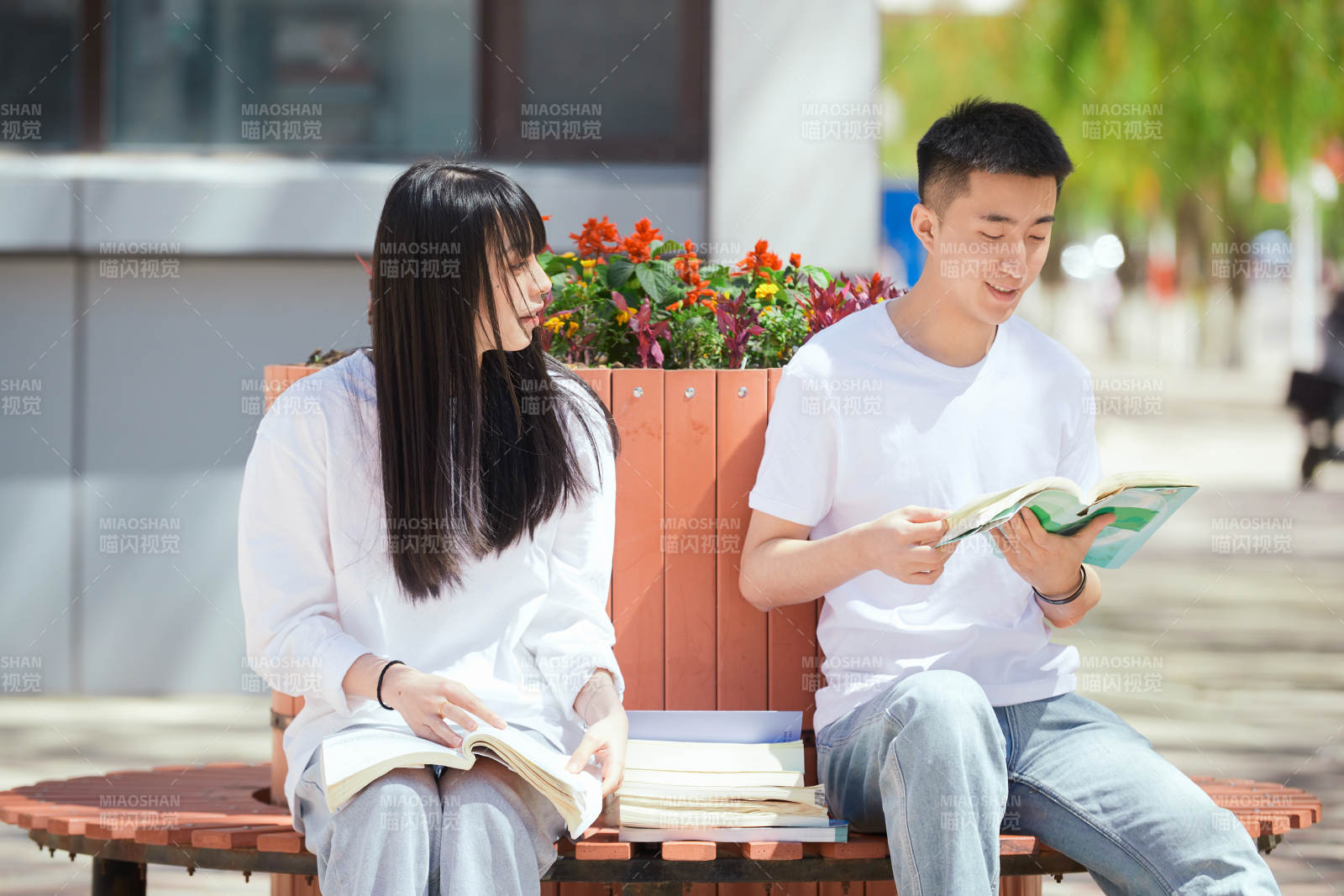 户外校园里读书学习的大学生图片