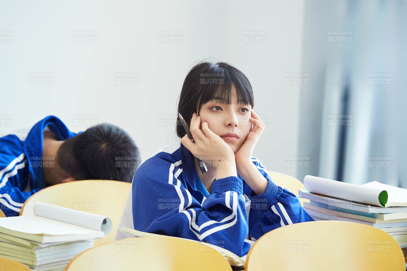 教室里努力看书学习备战高考的高中生图片