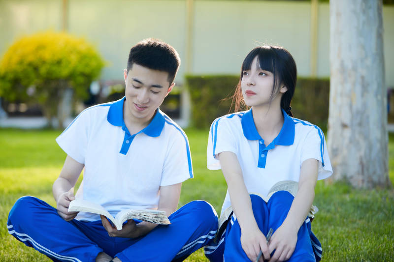 校园户外草坪上备战高考的高中生图片