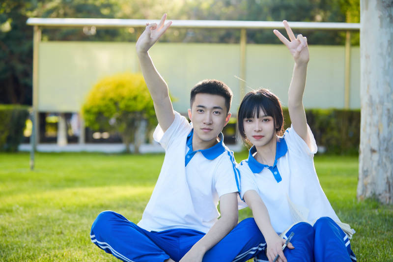 校园户外草坪上备战高考的高中生图片