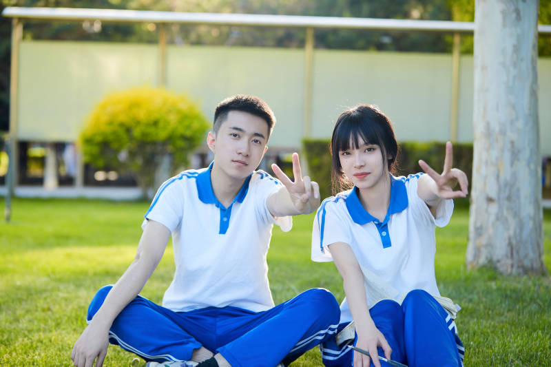 校园户外草坪上备战高考的高中生图片