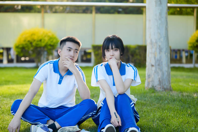 校园户外草坪上备战高考的高中生图片