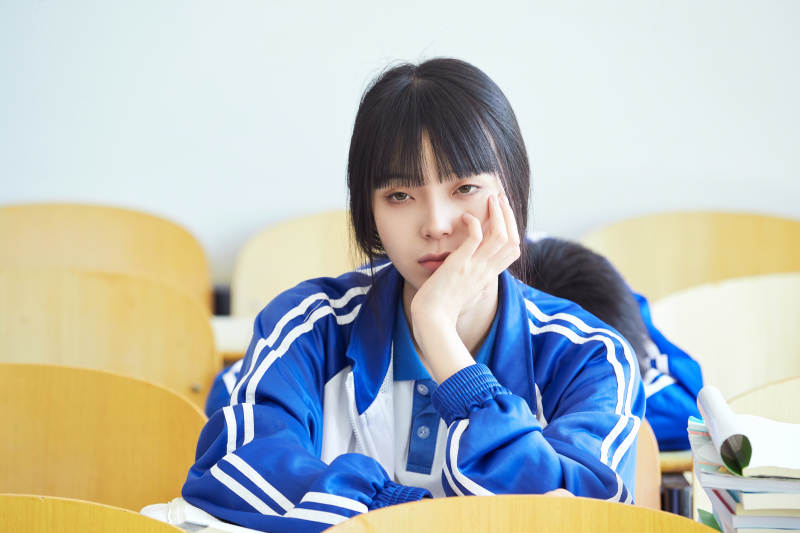 教室里努力看书学习备战高考的高中生图片