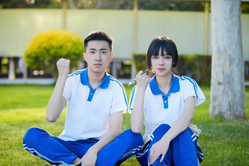 校园户外草坪上备战高考的高中生图片