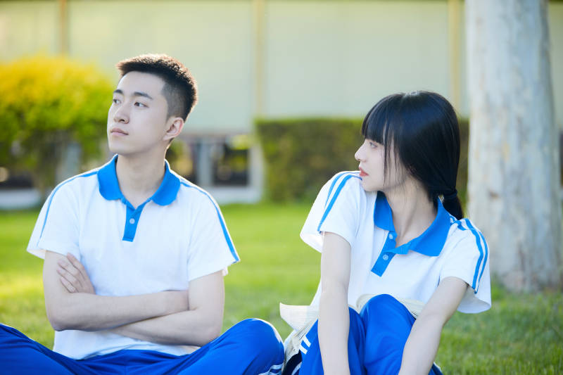 校园户外草坪上备战高考的高中生图片