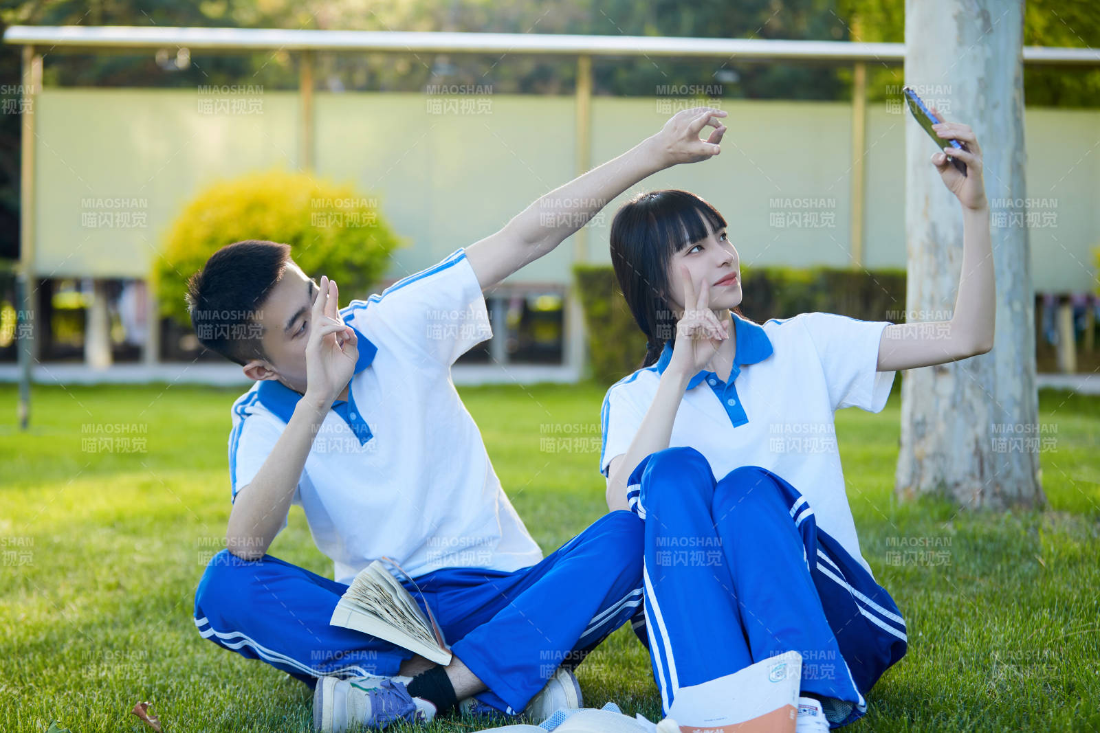 校园户外草坪上备战高考的高中生图片