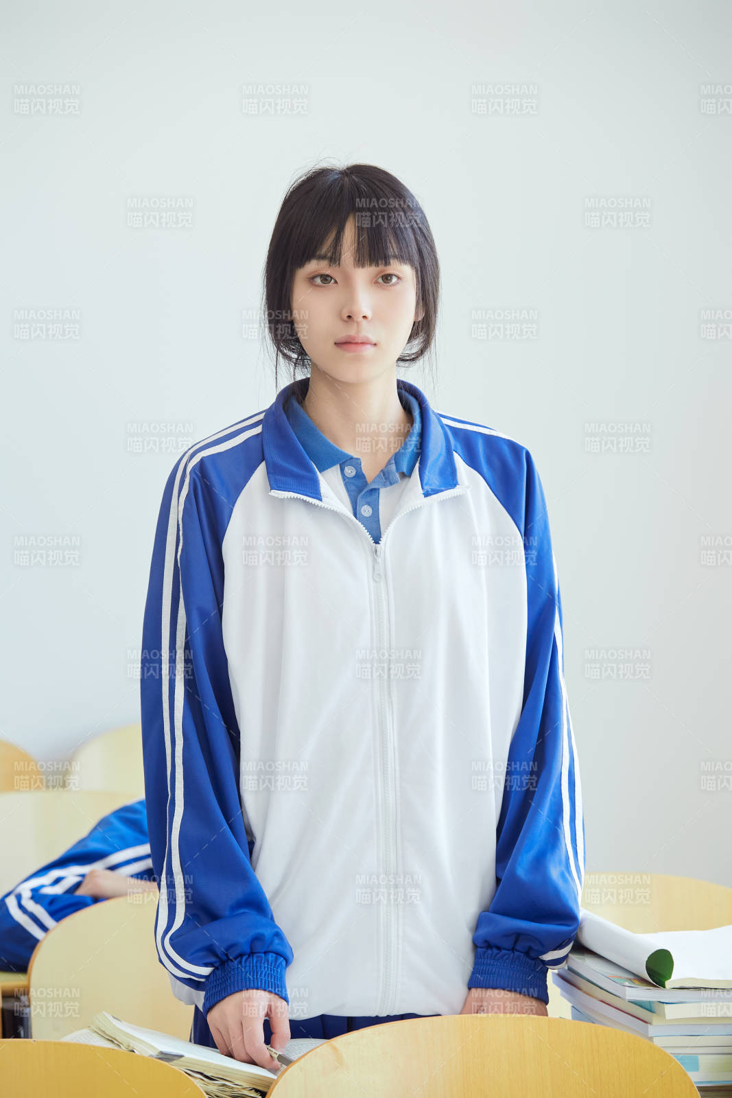 教室里努力看书学习备战高考的高中生图片