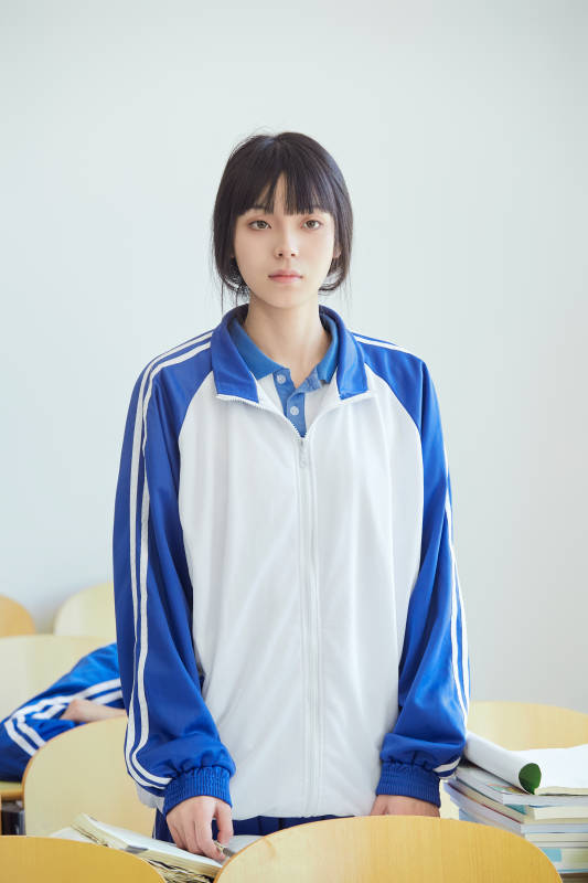 教室里努力看书学习备战高考的高中生图片