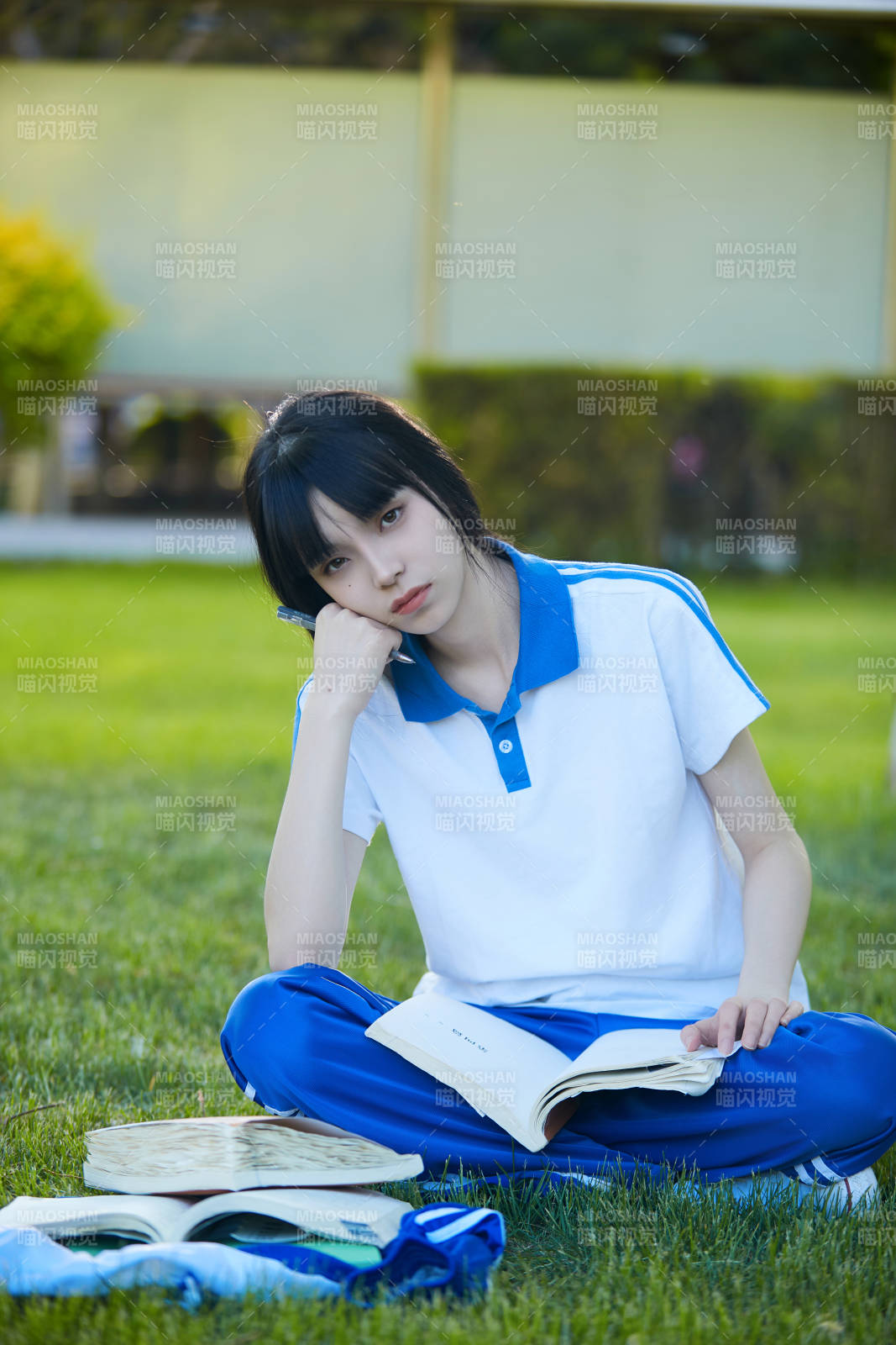 校园户外草坪上备战高考的高中生图片