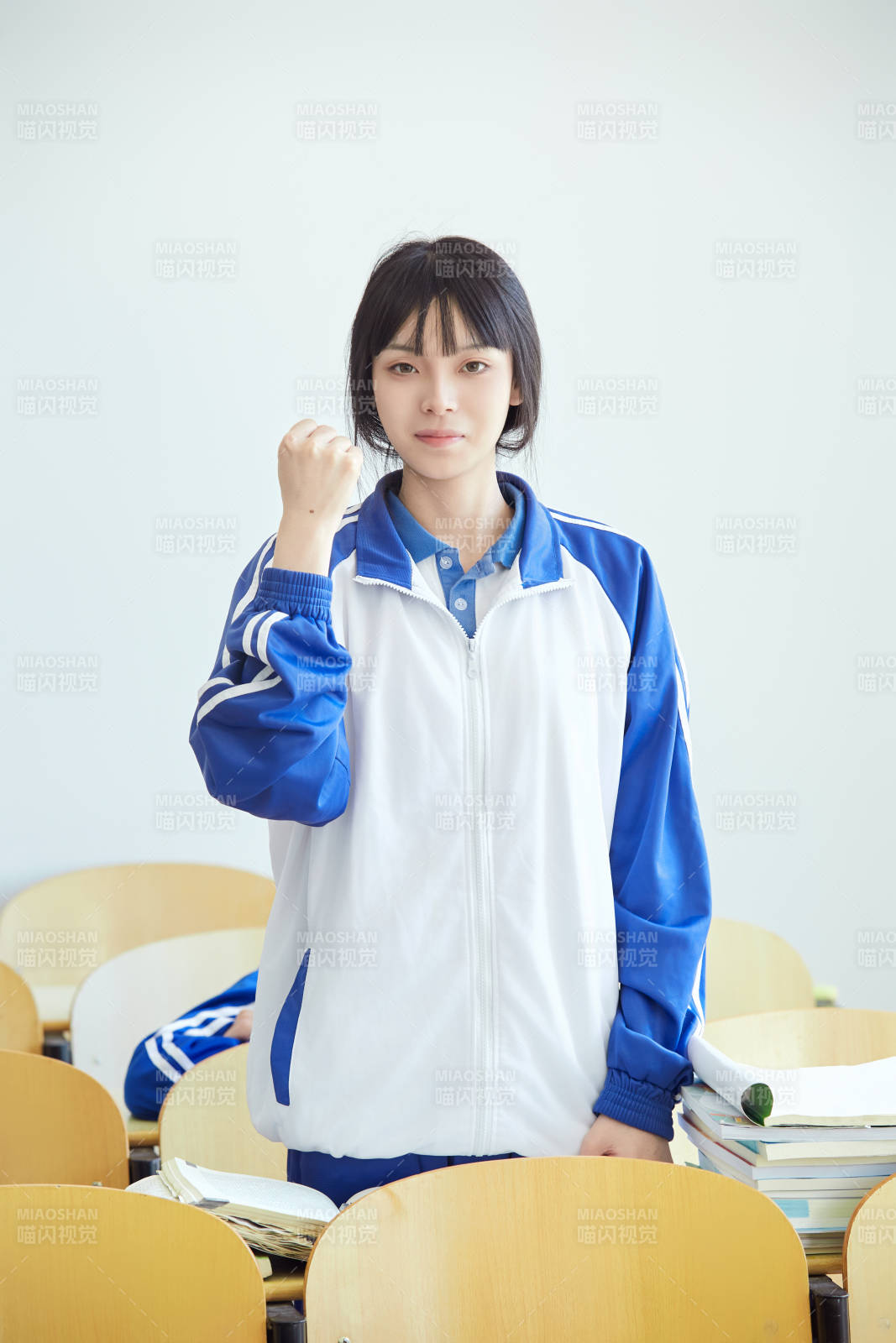 教室里努力看书学习备战高考的高中生图片