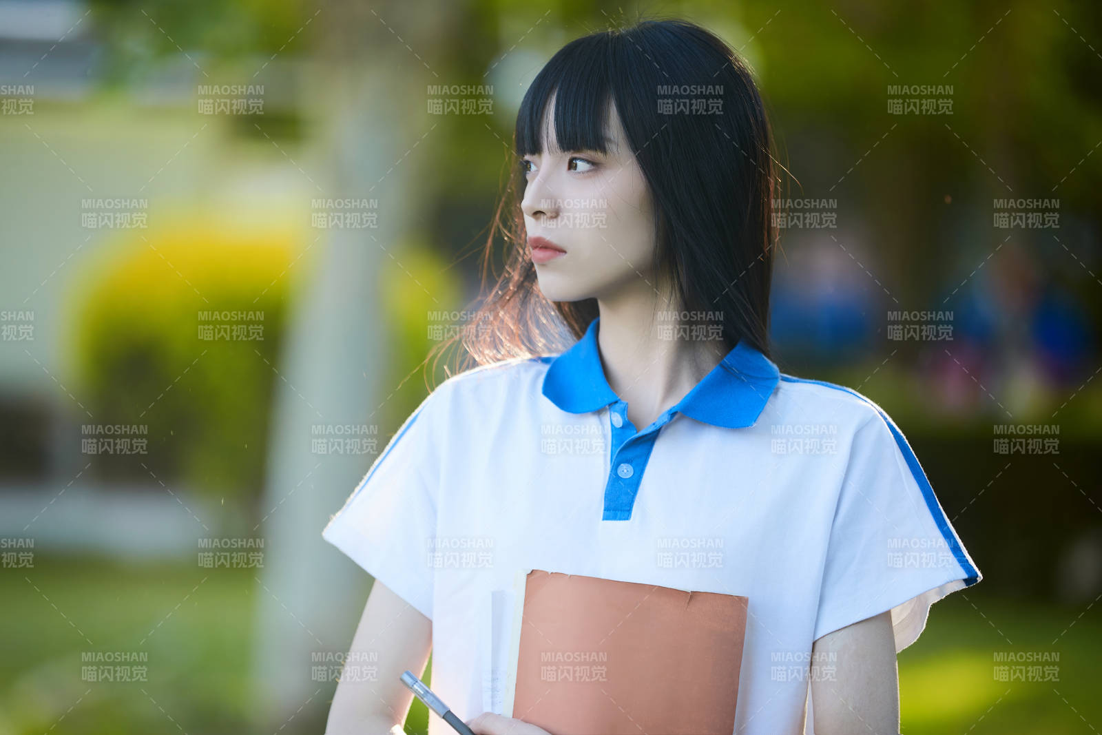 校园里抱着书的高中女生图片