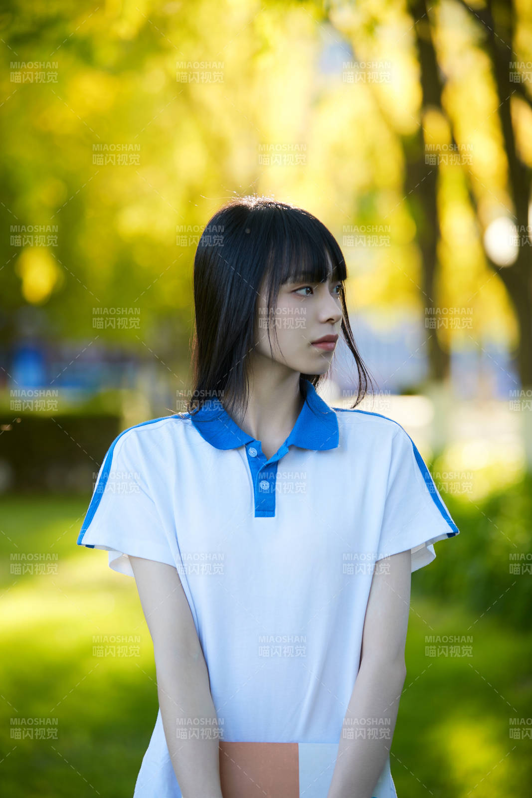 校园里抱着书的高中女生图片