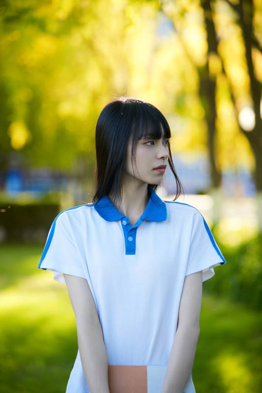 校园里抱着书的高中女生图片