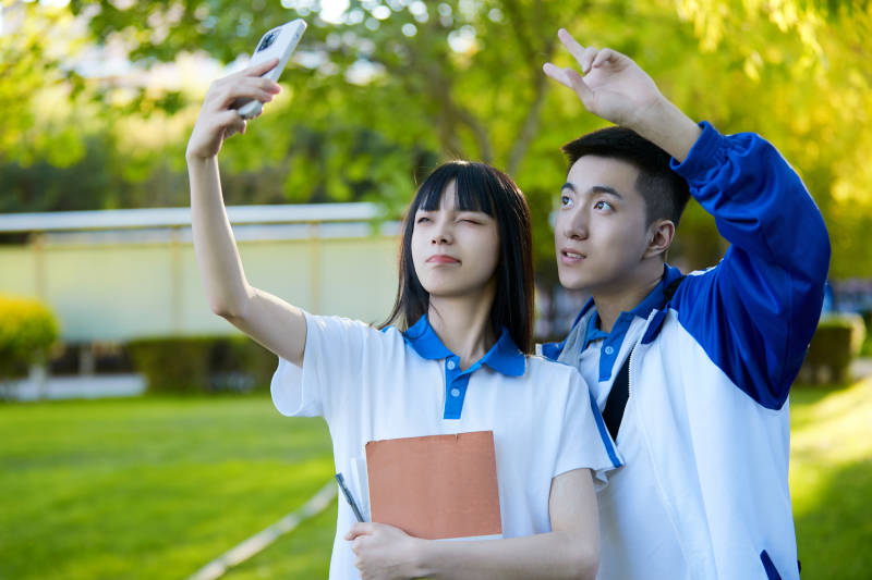 校园里用手机自拍的高中生图片