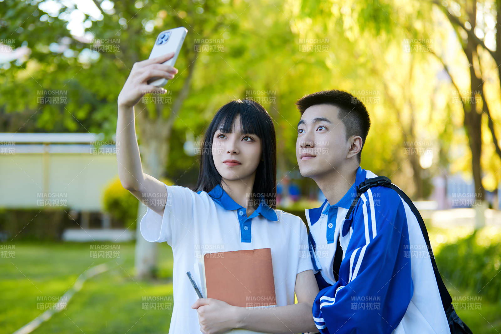 校园里用手机自拍的高中生图片