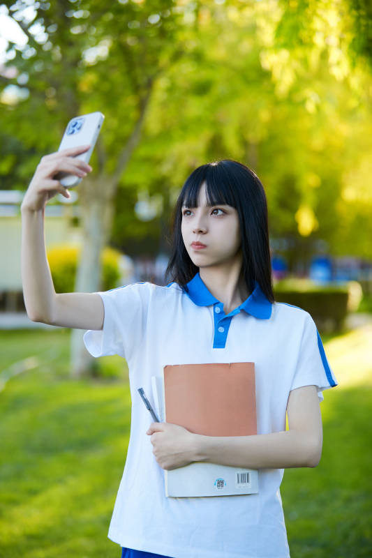 校园里用手机自拍的高中生图片