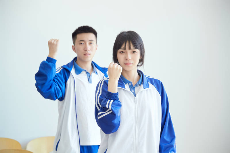 教室里努力看书学习备战高考的高中生图片