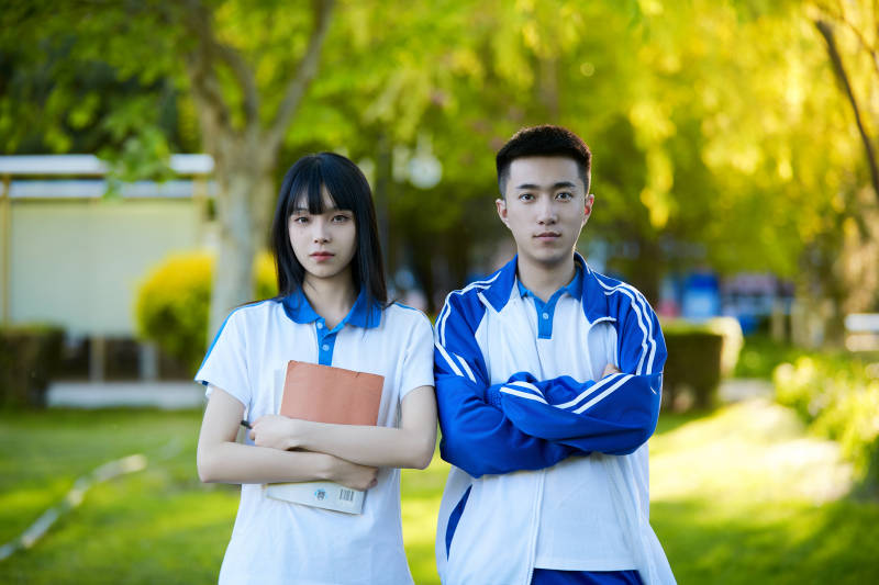 校园里用手机自拍的高中生图片