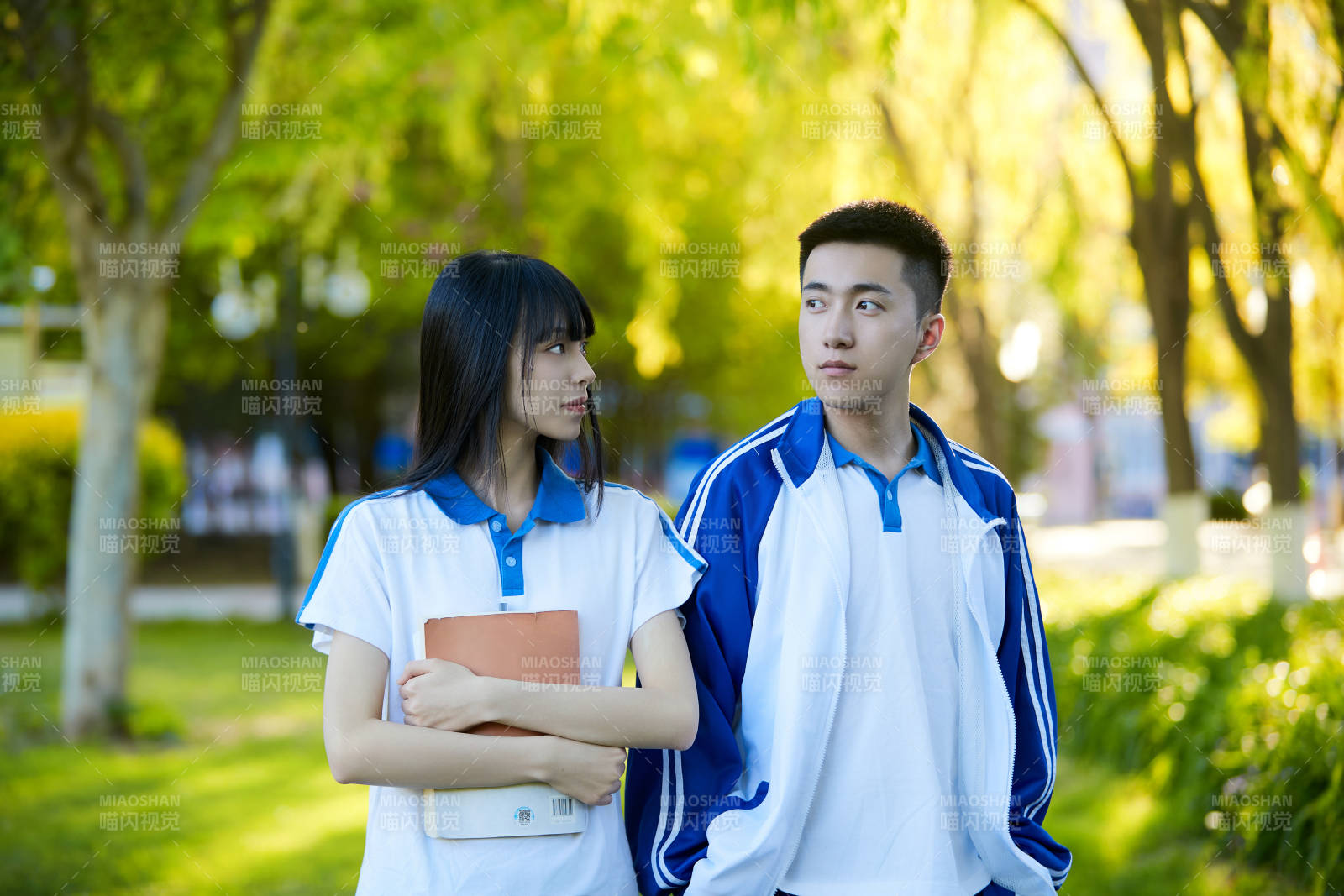 校园里用手机自拍的高中生图片