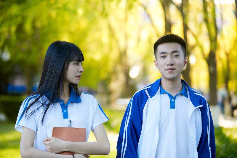 校园里用手机自拍的高中生图片