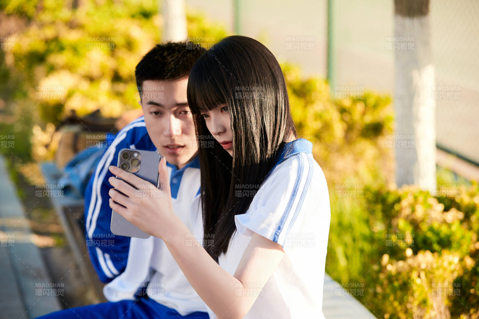 校园里用手机自拍的高中生图片