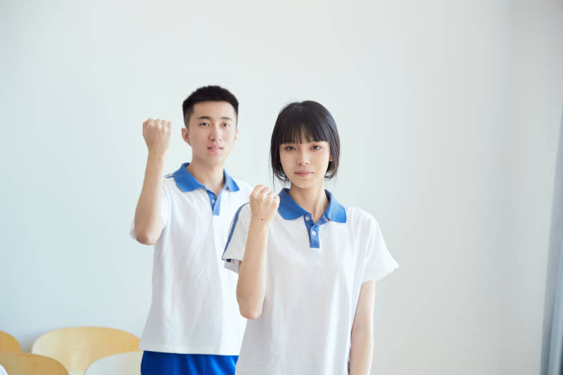 教室里努力看书学习备战高考的高中生图片