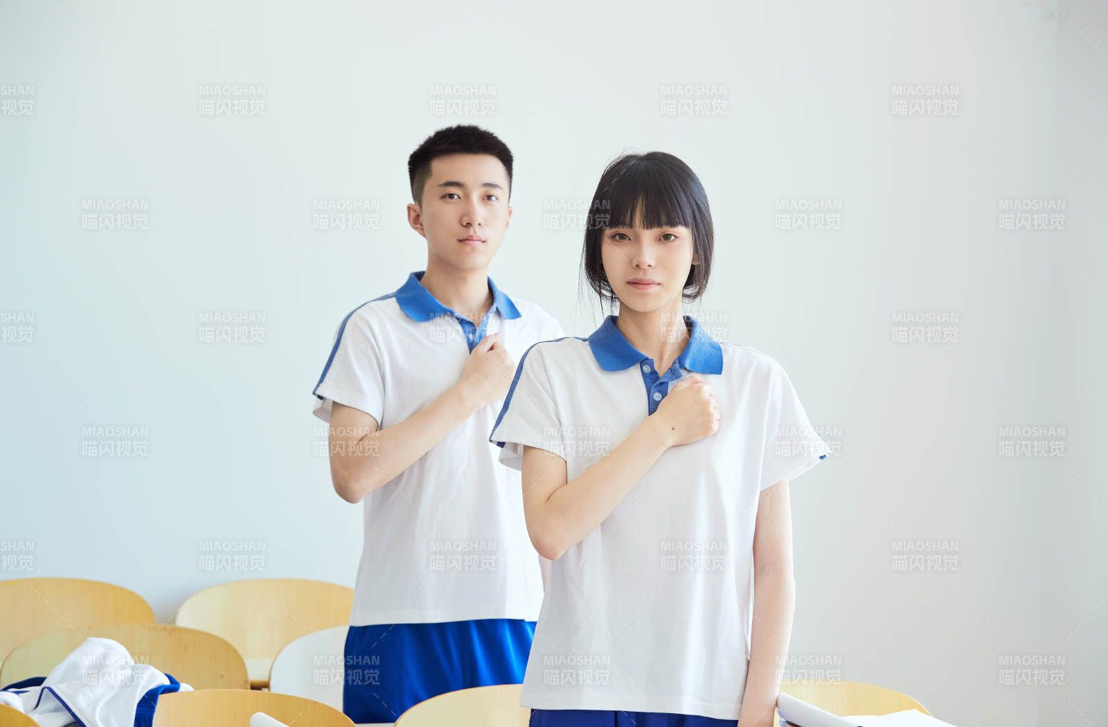 教室里努力看书学习备战高考的高中生图片