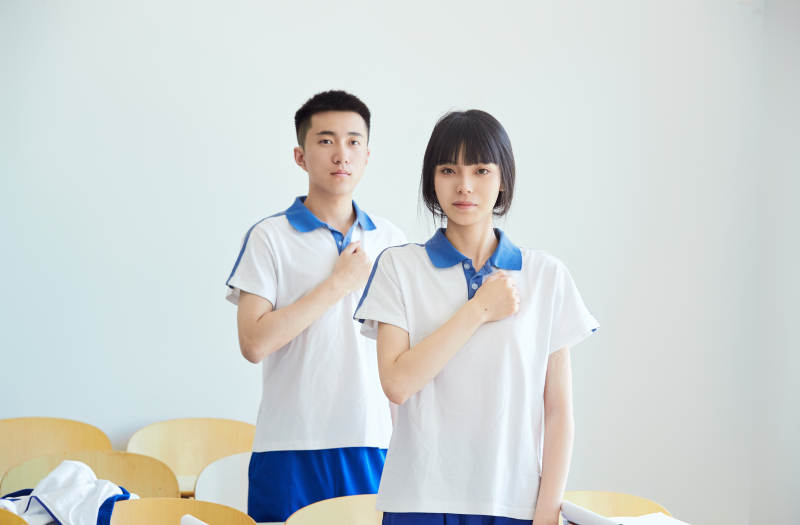 教室里努力看书学习备战高考的高中生图片