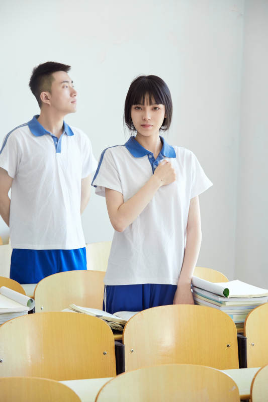 教室里努力看书学习备战高考的高中生图片